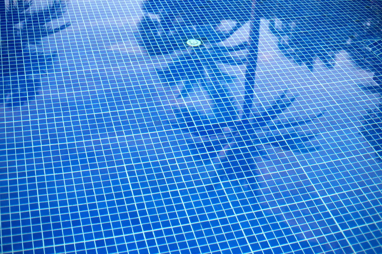 Algas no rejunte da piscina?